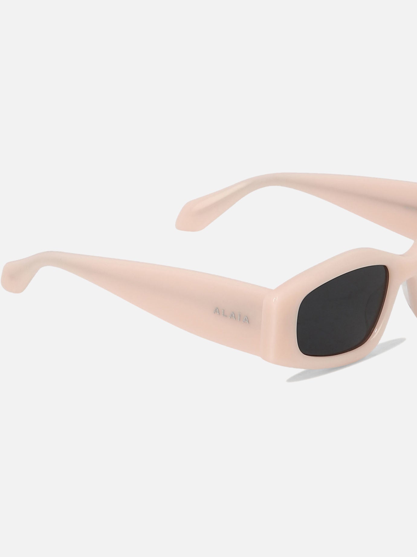 Sunglasses with geometric shape